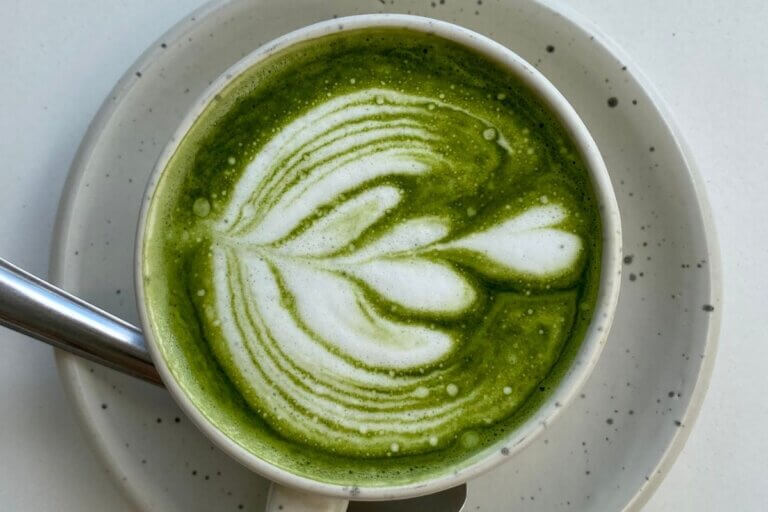 Hvordan laver man en god matcha latte?