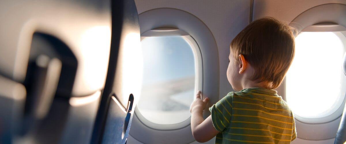 Legetøj til flyveturen med 2-årig